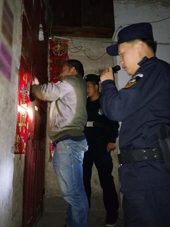 石屯镇粗心妈妈误将幼女锁家中 